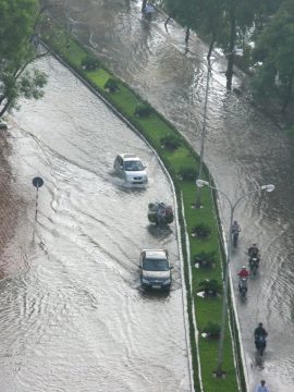 Đường phố ngập sâu sau mưa lớn
