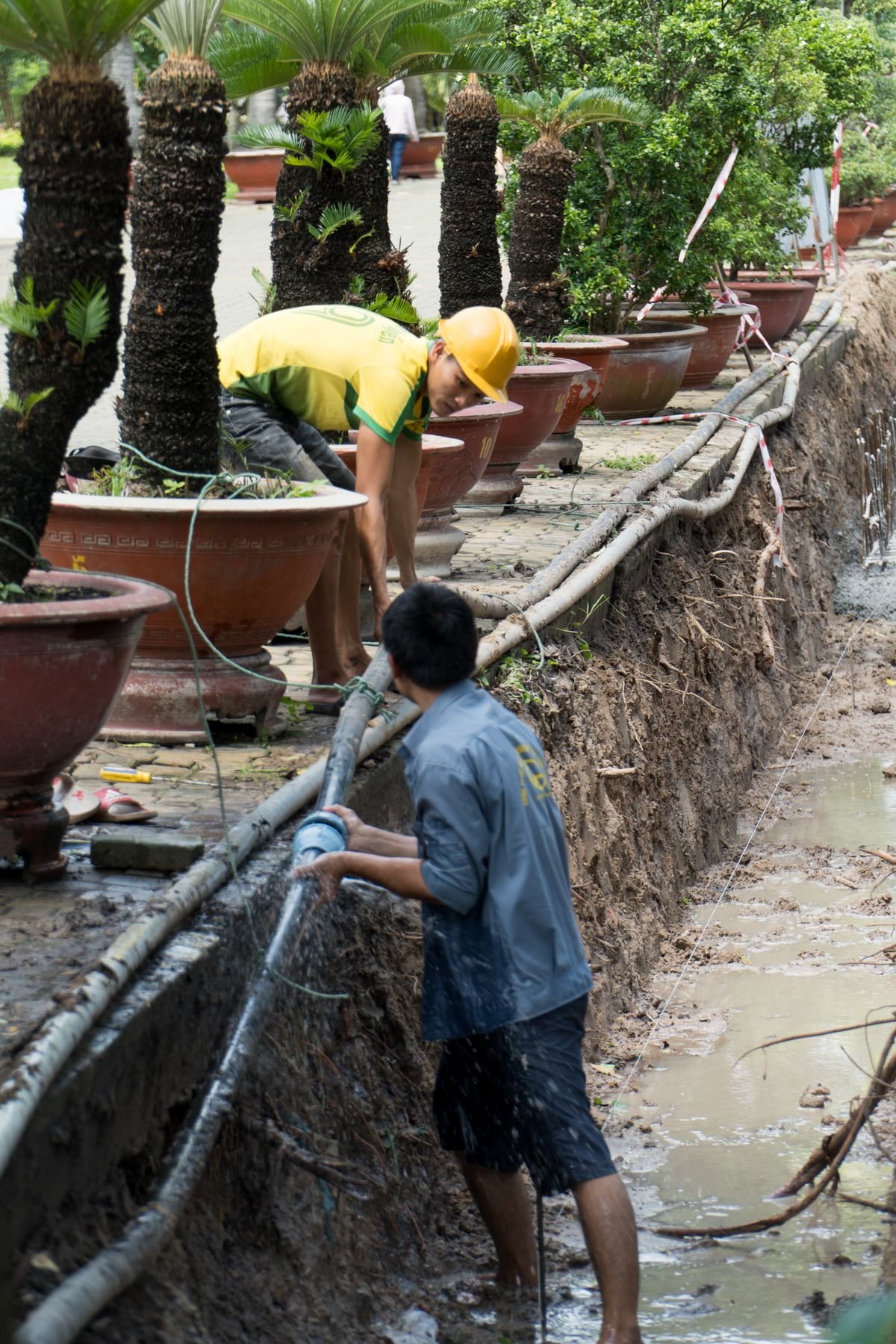 Thi công đường ống trên phố tại TP.HCM